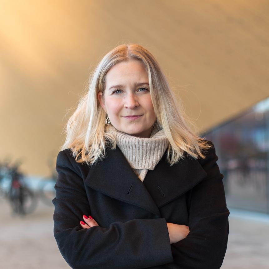 Foto på Svenska Kvinnoförbundets ordförande Anita Westerholm utanför biblioteket Odet i Helsingfors